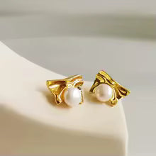 Aurora Pearl Crest Studs Erring
